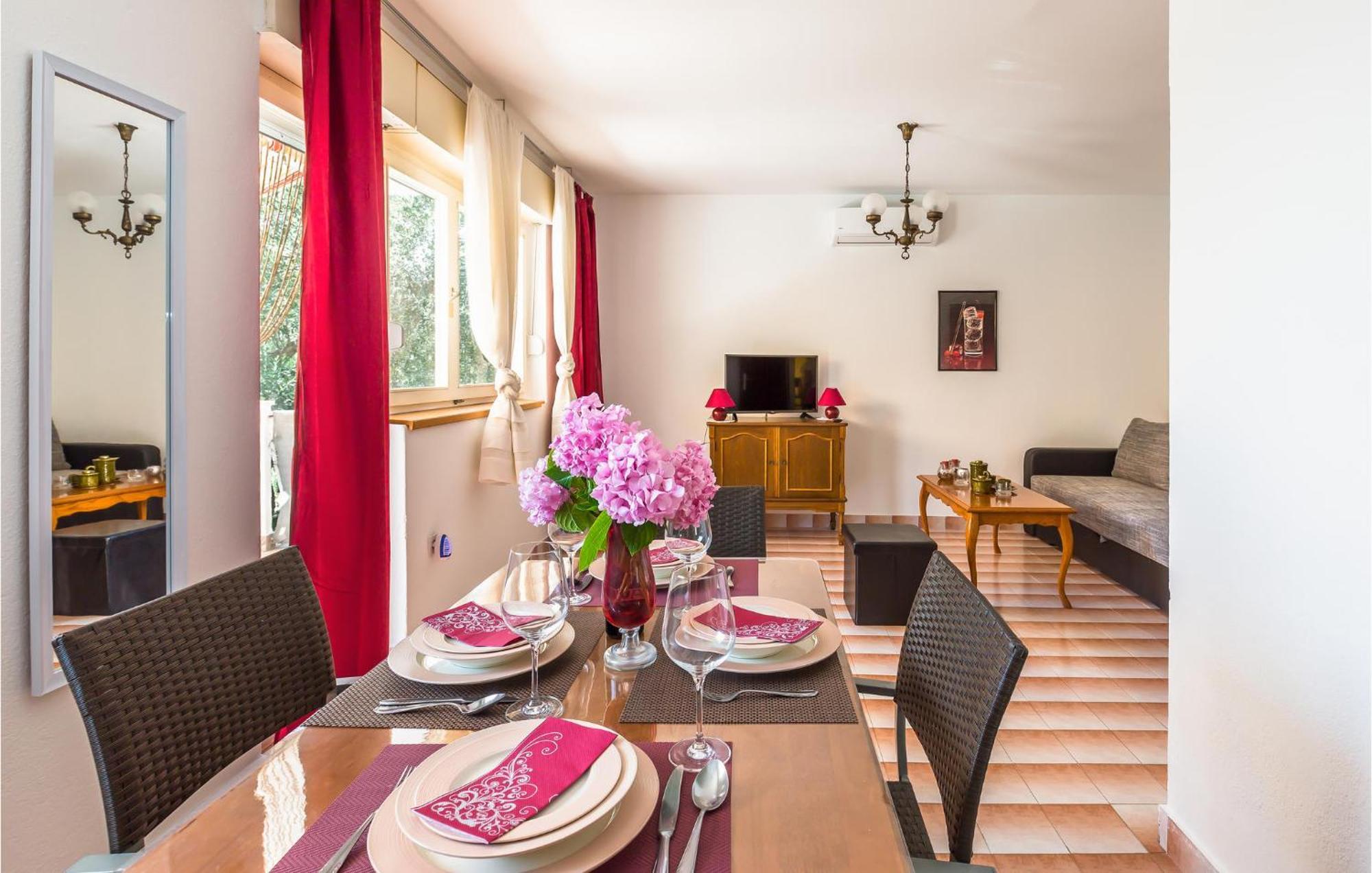 Nice Apartment In Tucepi With Wifi Buitenkant foto